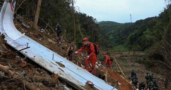 Bloomberg công bố thông tin sốc: Máy bay Trung Quốc lao xuống sườn núi với tốc độ gần bằng vận tốc âm thanh
