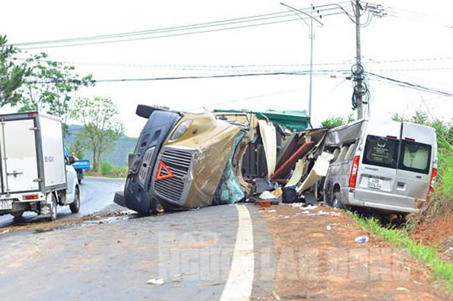 Tai nạn nghiêm trọng trên đèo Mimosa Đà Lạt, 7 người bị thương

