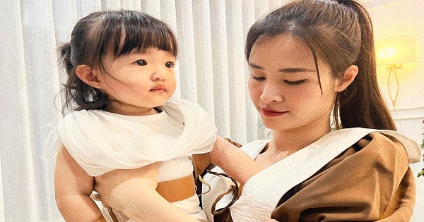 Con gái Đông Nhi mặc đồ đẹp lộng lẫy mà lại làm một hành động 'mắc cỡ quá à'