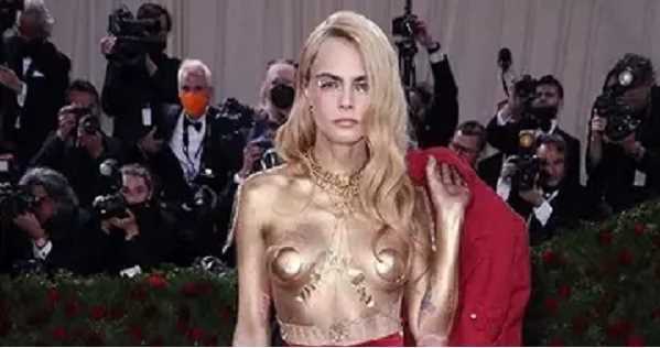 Choáng với thảm đỏ Met Gala: Siêu mẫu Cara Delevingne để ngực trần xuất hiện gây xôn xao