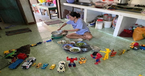 Gọi vào ăn cơm nhưng đứa con nhất quyết làm một 'thủ tục' khiến mẹ nhìn mà 'dở khóc dở cười'