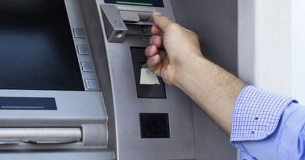 Nhìn thấy tờ 500.00 đồng ở khay nhận tiền tại ATM không rõ chủ nhân, nam thanh niên có hành động đẹp khiến CĐM hết lời khen