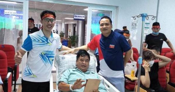 Quá hâm mộ U23 Việt Nam, hình ảnh bệnh nhân đang nằm viện cũng hò reo theo trận bán kết