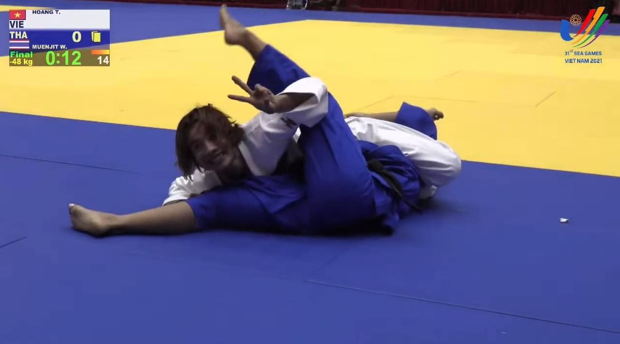 Đang thi đấu, khoá chặt đối thủ, VĐV Judo của Việt Nam có hành động cực cute khiến triệu khán giả thả tim