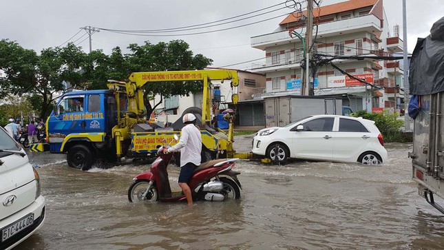 Xe máy ngập nước, chết máy: Chủ xe phải làm gì để không hỏng xe, đảm bảo an toàn?