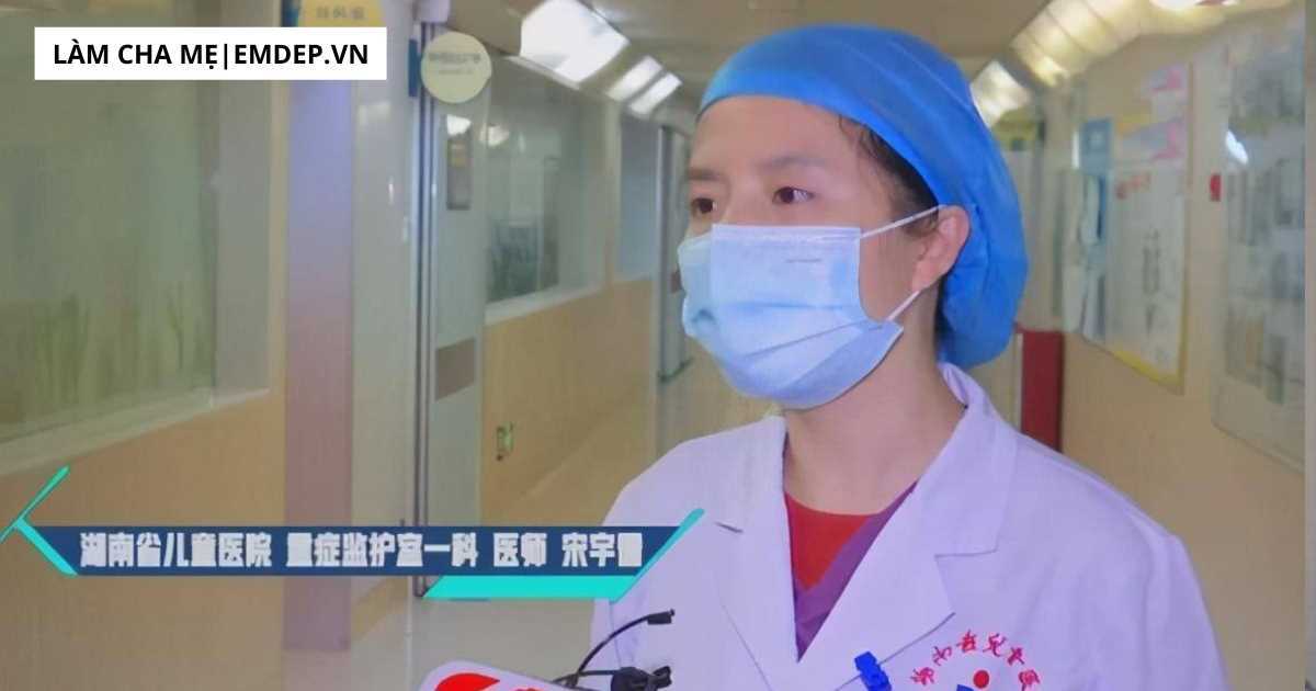 Mẹ không để ý, bé 1 tháng tuổi ngủ gật khi đang tắm, hậu quả khiến ai nấy đều không cầm được nước mắt