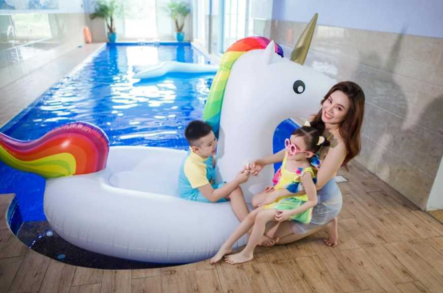 Vy Oanh diện bikini thả dáng trong biệt thự từng bị tố là của người khác