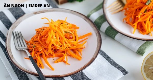 Cuối tuần rảnh rỗi mẹ vào bếp làm salad cà rốt thanh mát, đổi món cho cả nhà