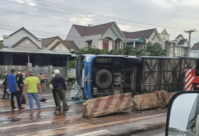 Lật xe khách trên Quốc lộ 1, nhiều người hoảng loạn kêu cứu, 1 phụ nữ tử nạn

