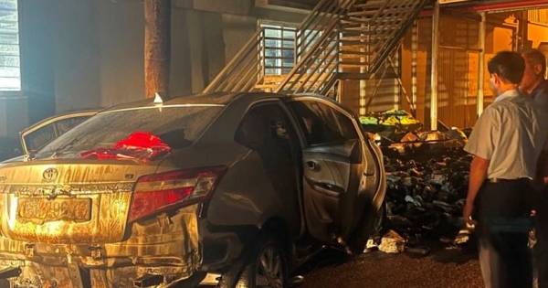 Nghi mâu thuẫn với vợ, chồng lao ô tô vào công ty khiến nhiều người bị thương
