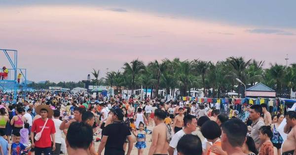 Choáng với cảnh bãi biển không một chỗ trống, đông nghịt du khách ở Hạ Long