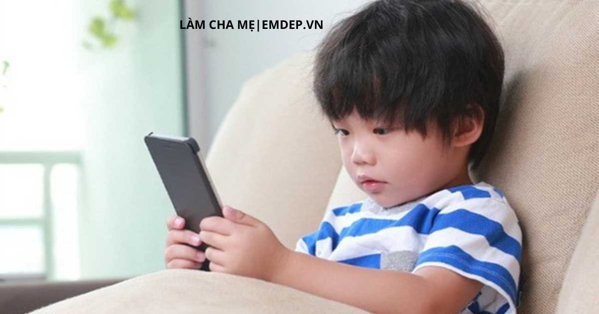 Mẹ làm 3 cách bé tự động tránh xa điện thoại, không cần trách mắng