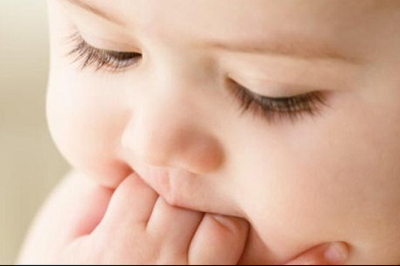 Sự thật về việc cắt lông mi cho trẻ sơ sinh để con có đôi mi dài, cong vút? Mẹ bầu nên ăn gì để bé có đôi mắt 'thiên thần'?