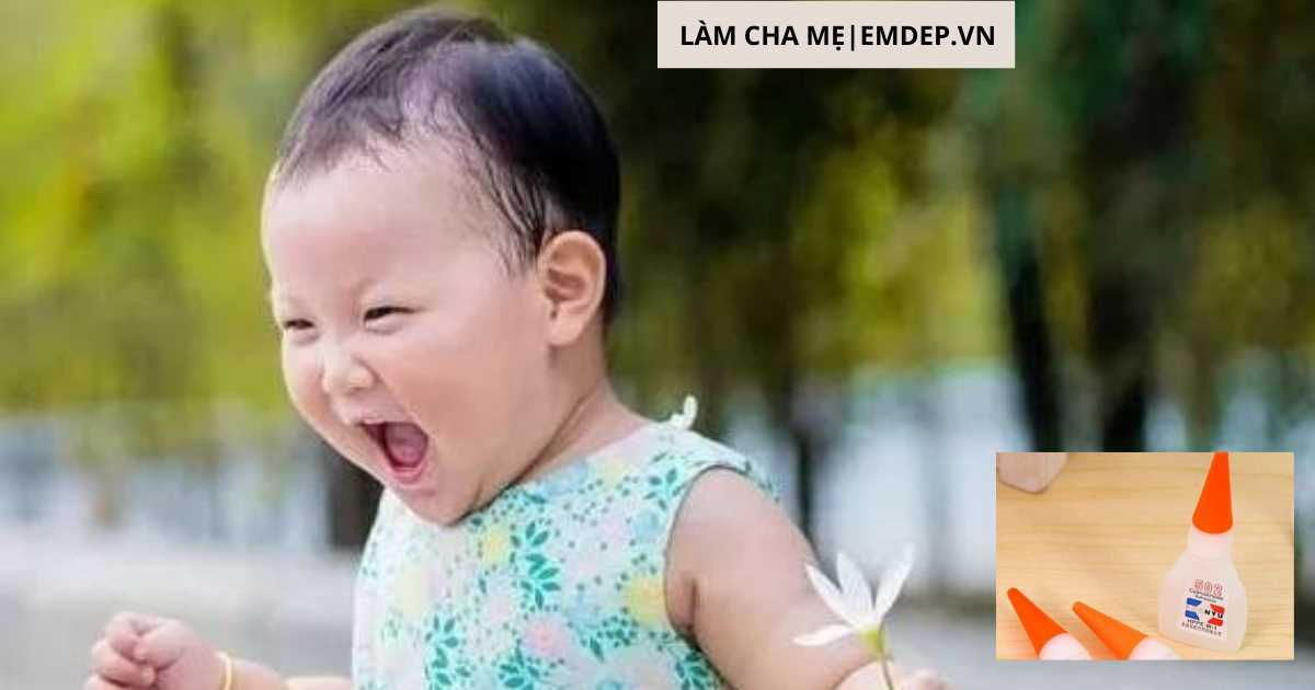 Bé 1 tuổi vô tình nuốt keo 502, người mẹ xử trí làm ai cũng thán phục