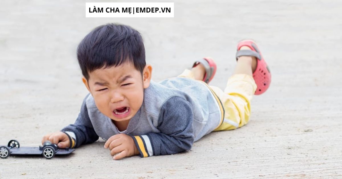 Cậu bé ăn vạ, lăn lộn dưới đất, bà nội nói một câu, bé ngoan ngoãn đứng dậy