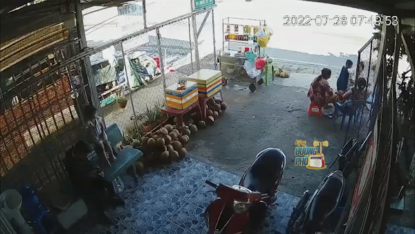 Xôn xao xe máy không có ai lái, đột nhiên lao cực nhanh, tông thẳng vào 2 mẹ con ngồi trong nhà