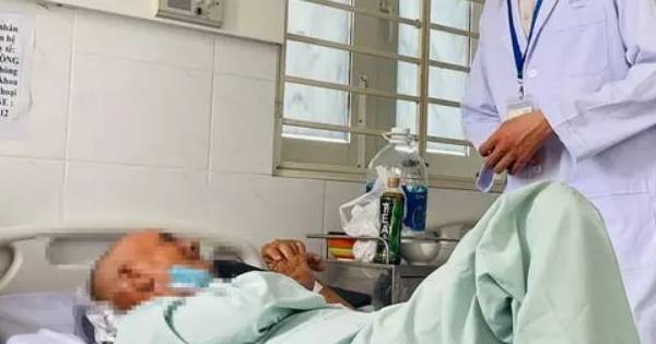 Cụ ông 70 tuổi đi cấp cứu vì nhét bí đao trong hậu môn
