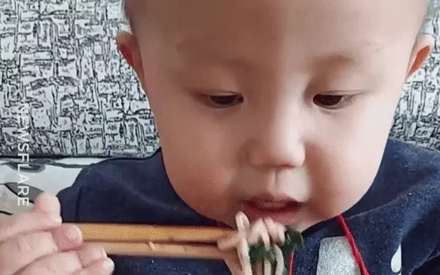 Em bé 3 tuổi cầm đũa ăn cơm ngon lành làm các mẹ bỉm sữa mong mỏi: 'Ước gì con mình cũng được như vậy'