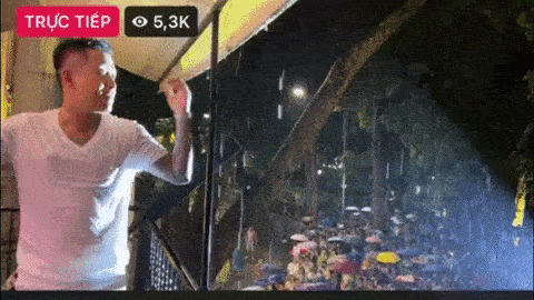Tuấn Hưng gây náo loạn phố đi bộ khi cả nghìn khán giả đội mưa đứng dưới ban công nhà