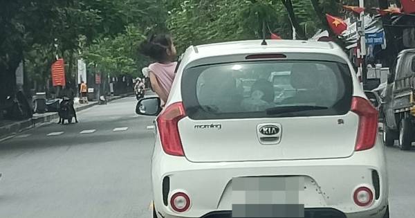 Hết hồn cảnh trẻ em nhoài người ra khỏi cửa sổ khi cha mẹ đang lái ô tô