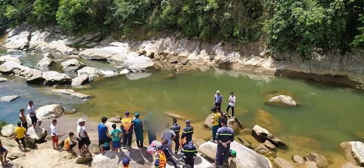 Vợ chồng du khách trẻ bị nước cuốn khi chụp ảnh suối ở Sa Pa: Tìm thấy thi thể người chồng

