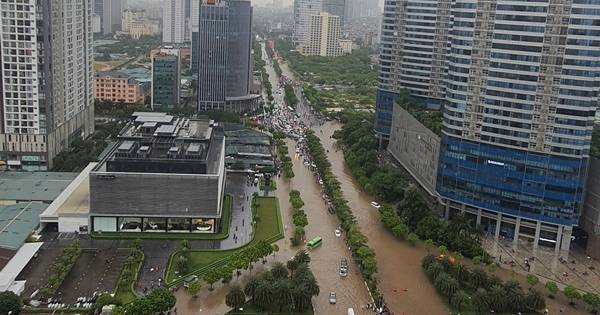 Mưa lớn gây ngập nhiều tuyến đường ở Hà Nội, dân văn phòng 'chôn chân' cả tiếng vẫn chưa đến chỗ làm