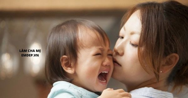 Thay vì bảo con ‘đừng khóc nữa’, những câu cha mẹ nói này giúp bé bình tĩnh và hiệu quả hơn