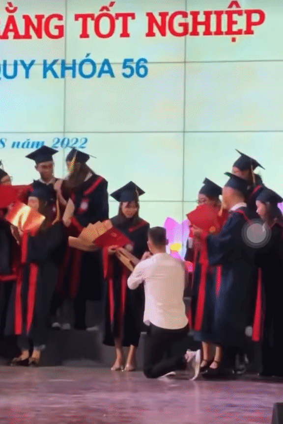 Xôn xao màn cầu hôn đặc biệt của chàng trai ở khoảnh khắc cực kỳ đáng nhớ của bạn gái