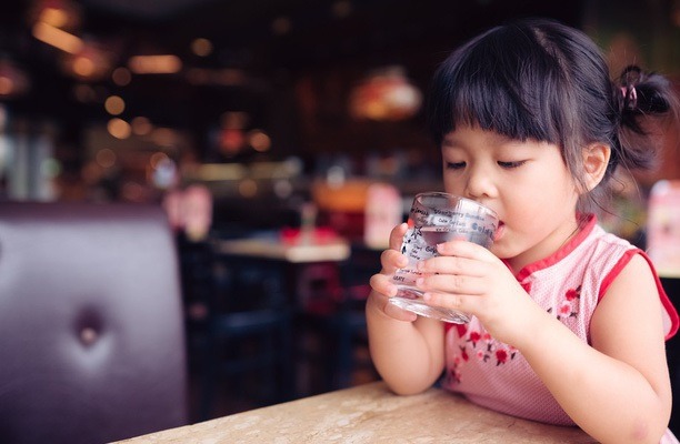 Chăm con nhớ '2 KHÔNG ĂN, 2 KHÔNG LÀM' để con ít ốm đau, mau lớn