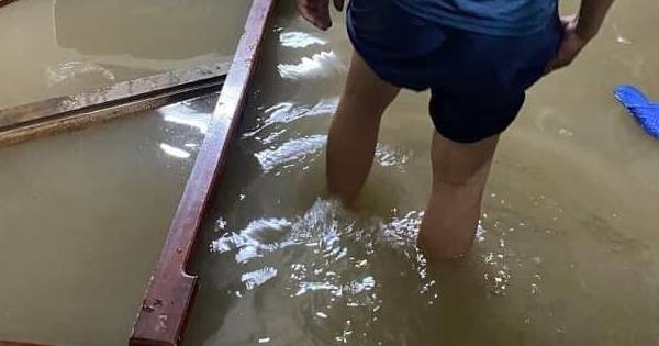 Mưa như trút do bão số 3, nhiều nơi ở Quảng Ninh chìm trong 'biển nước', xe máy ngập cả yên