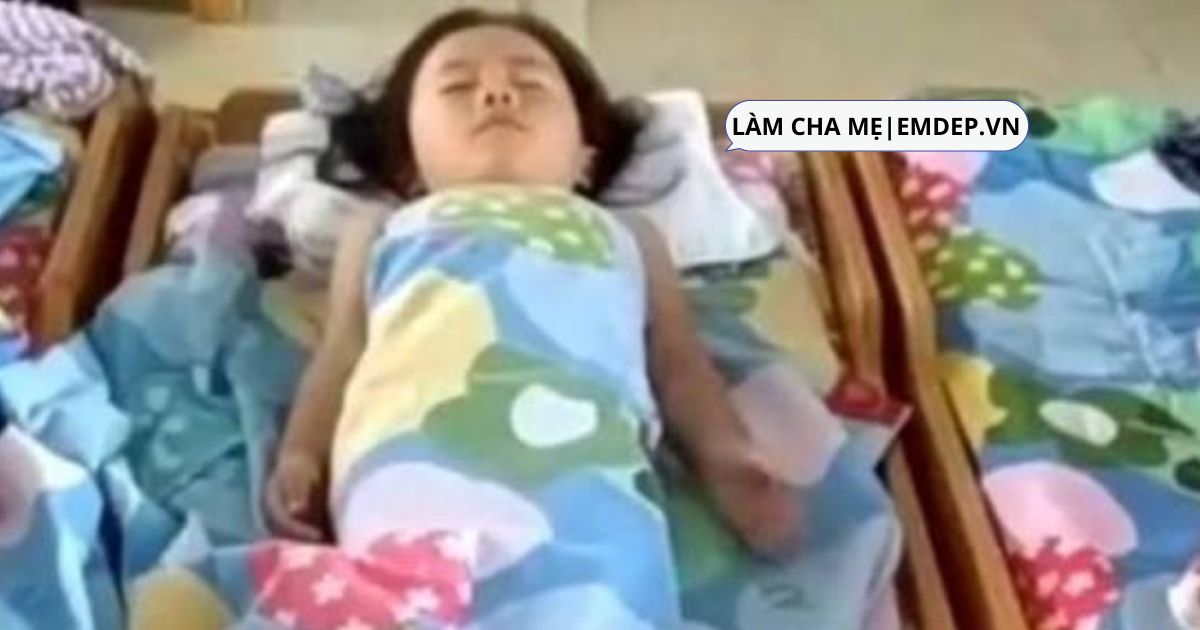 Cô giáo đăng ảnh con đang ngủ trưa, 1 chi tiết nhỏ khiến người mẹ bật cười thành tiếng