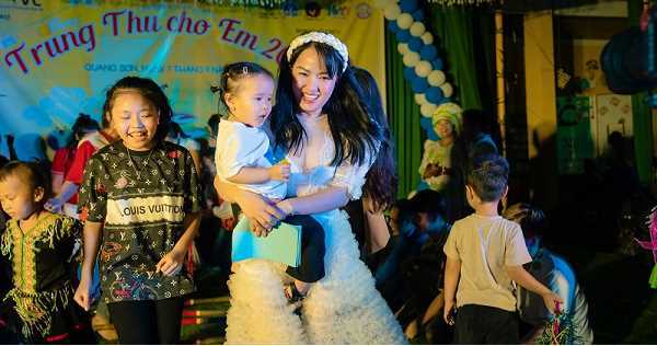 MC Thùy Dương đưa 2 con đi làm thiện nguyện mùa trung thu