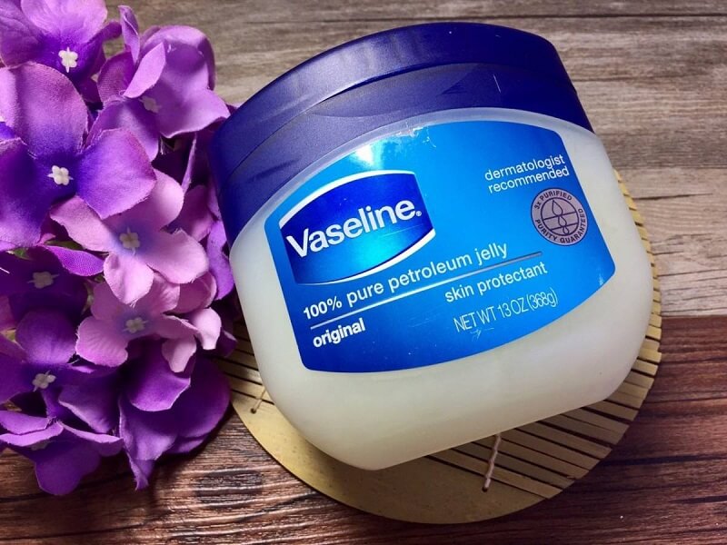 Có nên bôi vaseline sau khi xăm môi? Hướng dẫn sử dụng vaseline dưỡng môi đúng cách