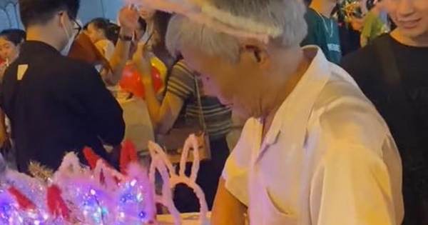 Khoảnh khắc cụ ông, cụ bà đi chơi Trung thu ở tuổi 'xế chiều', hành động của người chồng khiến cho giới trẻ mơ một hạnh phúc ở tuổi 70