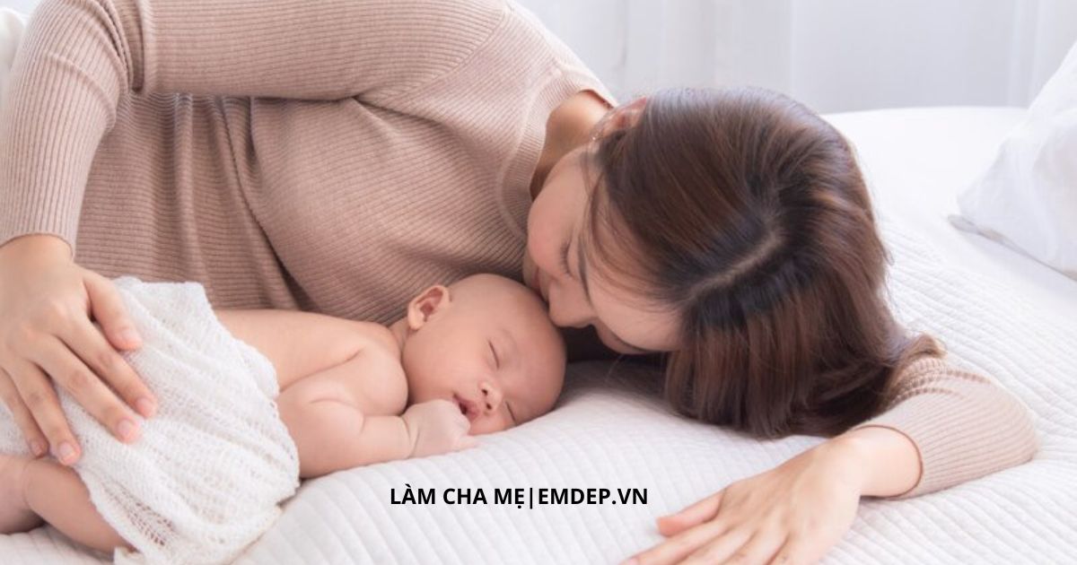 Vì sao ban ngày bé chơi vui vẻ với bố nhưng ban đêm bé chỉ muốn ở bên mẹ?