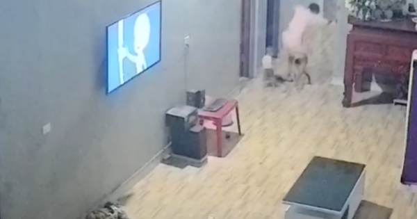 Xác minh clip cháu bé bị mẹ đạp gãy xương đùi