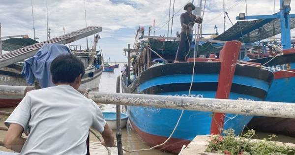 'Cuồng phong' Noru sắp đổ bộ vào đất liền, 4 THỨ CẦN CHUẨN BỊ trước khi mưa to, gió lớn ập đến