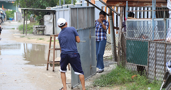 Chằng chống nhà trước khi bão số 4 ập vào, người đàn ông bị ngã từ trên cao xuống đất

