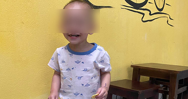 Bé trai 2 tuổi bị bỏ rơi lúc tờ mờ sáng ở một con ngõ Hà Nội, hình ảnh khiến nhiều người xót xa

