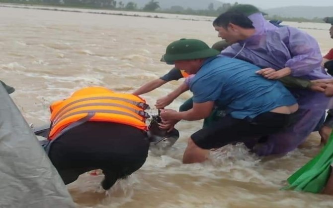 Vụ 2 vợ chồng bị nước lũ cuốn trôi: Đã tìm thấy thi thể, xót xa hình ảnh 3 con thơ ngóng cha mẹ về trong đêm

