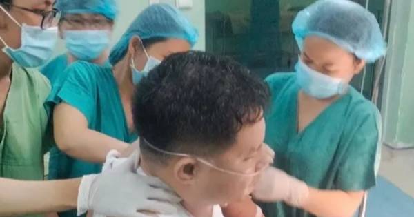 Cây gỗ keo đâm thủng phổi người đàn ông
