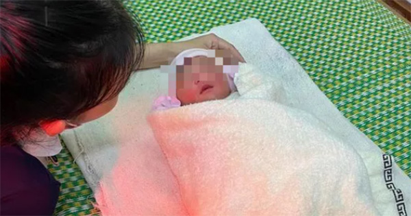 Thương tâm bé gái sơ sinh bị bỏ rơi trong nhà vệ sinh, lời nhắn của người mẹ viết gì mà mọi người thêm phẫn nộ?