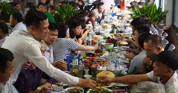 Đi du lịch mà không biết ăn đặc sản địa phương ở đâu, cô gái tìm đến đám cưới làm một điều không phải ai cũng dám và nhận cái kết ngoài tưởng tượng