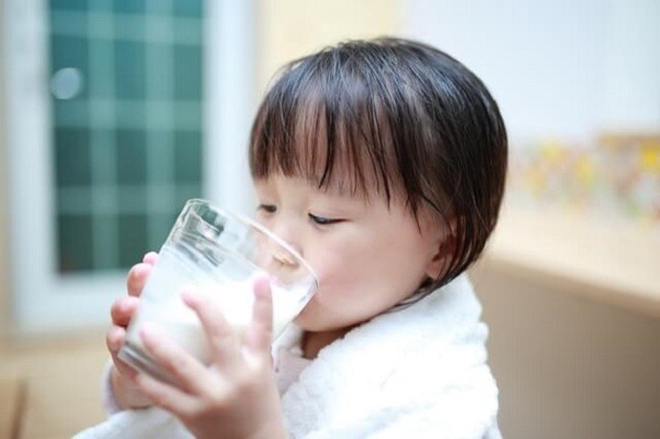 Thực hư việc trẻ uống sữa trước khi đi ngủ có thể ảnh hưởng đến hormone tăng trưởng và kém phát triển chiều cao

