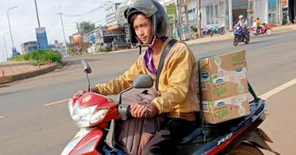 Ấm lòng nam thanh niên đi xe máy cà tàng 1000km từ Đắk Nông về Nghệ An cứu trợ bà con vùng lũ quét