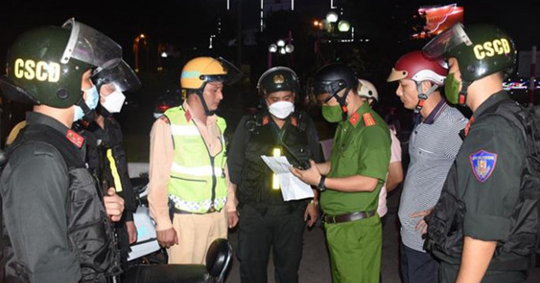 Vi phạm giao thông, tài xế còn dúi thuốc lá đang cháy vào mặt cảnh sát

