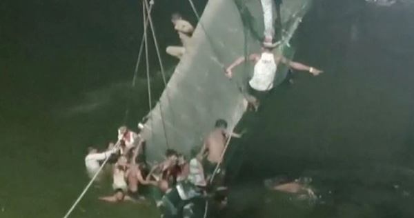 Sập cầu treo ở Ấn Độ, hơn 80 người thiệt mạng

