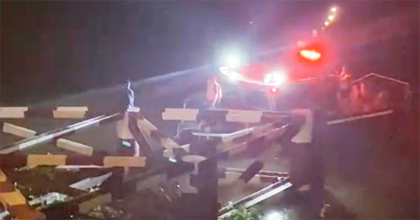 Giận vợ, chồng để lại xe máy và giấy tờ, nhảy xuống sông tự tử

