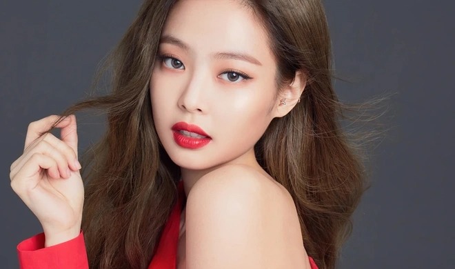 Jennie BLACKPINK chỉ thực hiện 2 bước chăm sóc môi đơn giản là có đôi môi hồng hào, căng mọng mùa lạnh