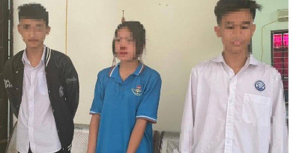 Triệu tập thiếu nữ cầm phóng lợn diễu phố Hà Nội

